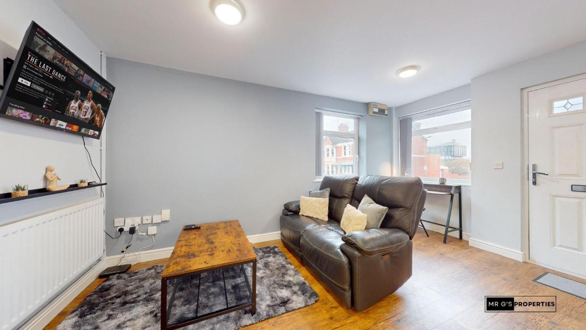 Centre With Free Parking Apartment *